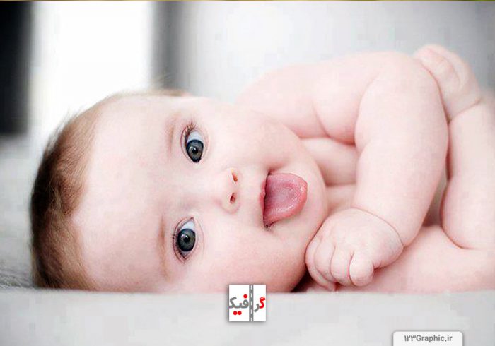 نوزاد چشم رنگی خوشگل در حال در آوردن زبان