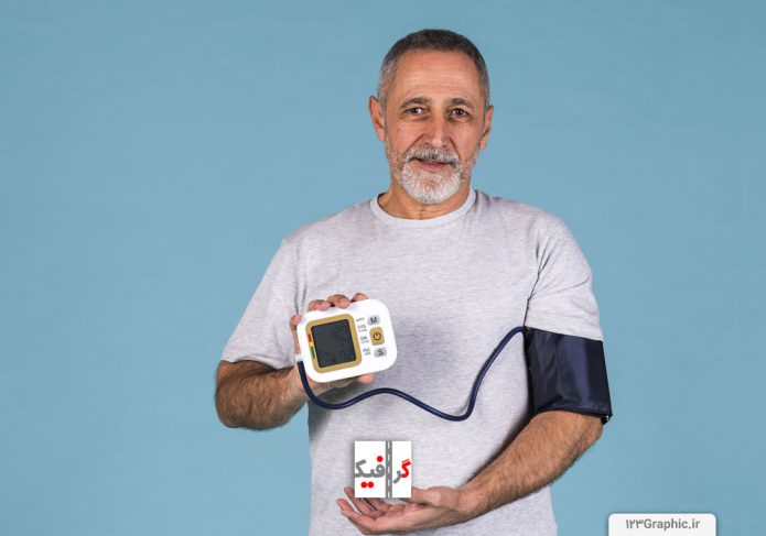 پیر-مرد-در-حال-اندازه-گیری-فشار-خون-با-فشار-سنج-دیجیتال