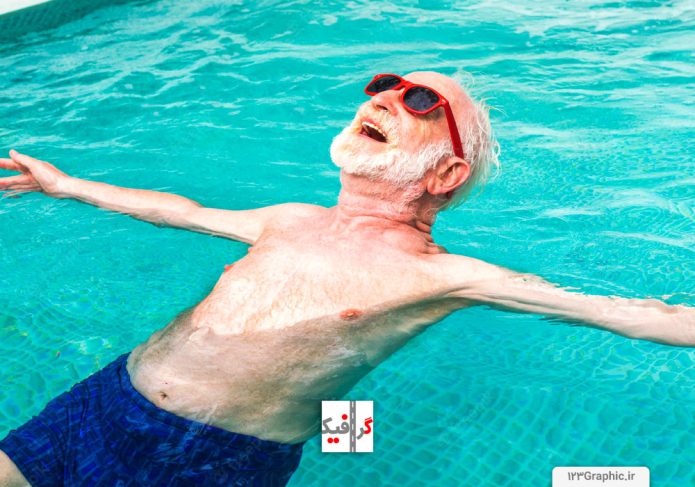 پیر-مرد-خندان-با-عینک-قرمز-در-حال-شنا