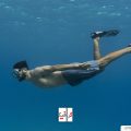 تصویر-برداری-جالب-از-زیر-آب-دریا-شناگر-جوان-در-حال-شنا-زیر-آب