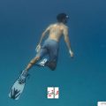 تصویر-برداری-جالب-از-زیر-آب-دریا-شناگر-جوان-در-حال-شنا-زیر-آب-2